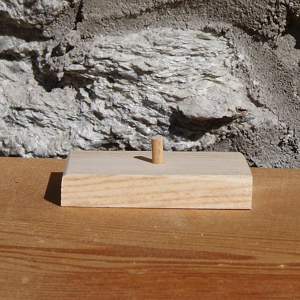 elektrisk gitarr monterad p&aring; en 15cm h&ouml;g bas, handgjord massivt tr&auml;, br&ouml;llopsbordsdekoration