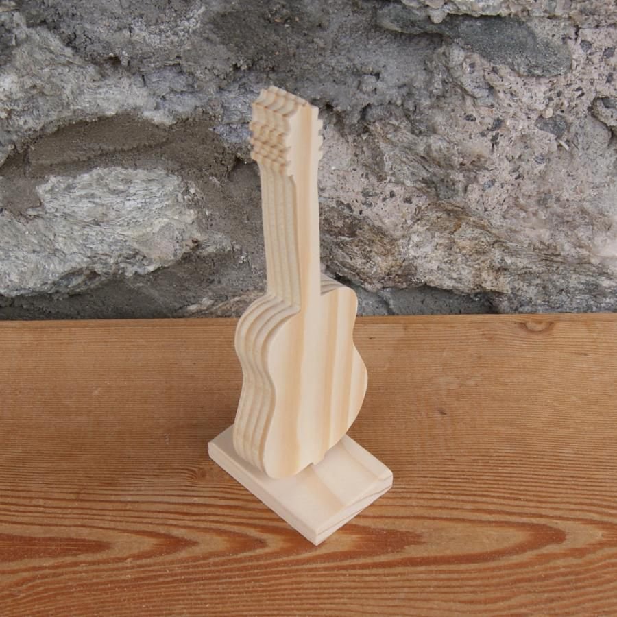 gitarr monterad på ett stativ, dekoration av bröllopsbord, granvirke, handgjord