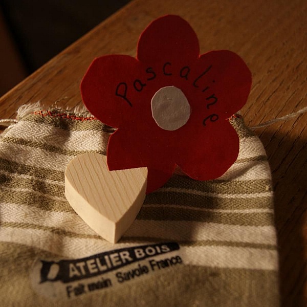 Platsbiljetter i massivt granhj&auml;rta, &aring;teranv&auml;ndbara, ska dekoreras, per 10, br&ouml;llopsnamnskylt