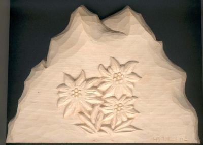 Berg med handsnidad edelweiss