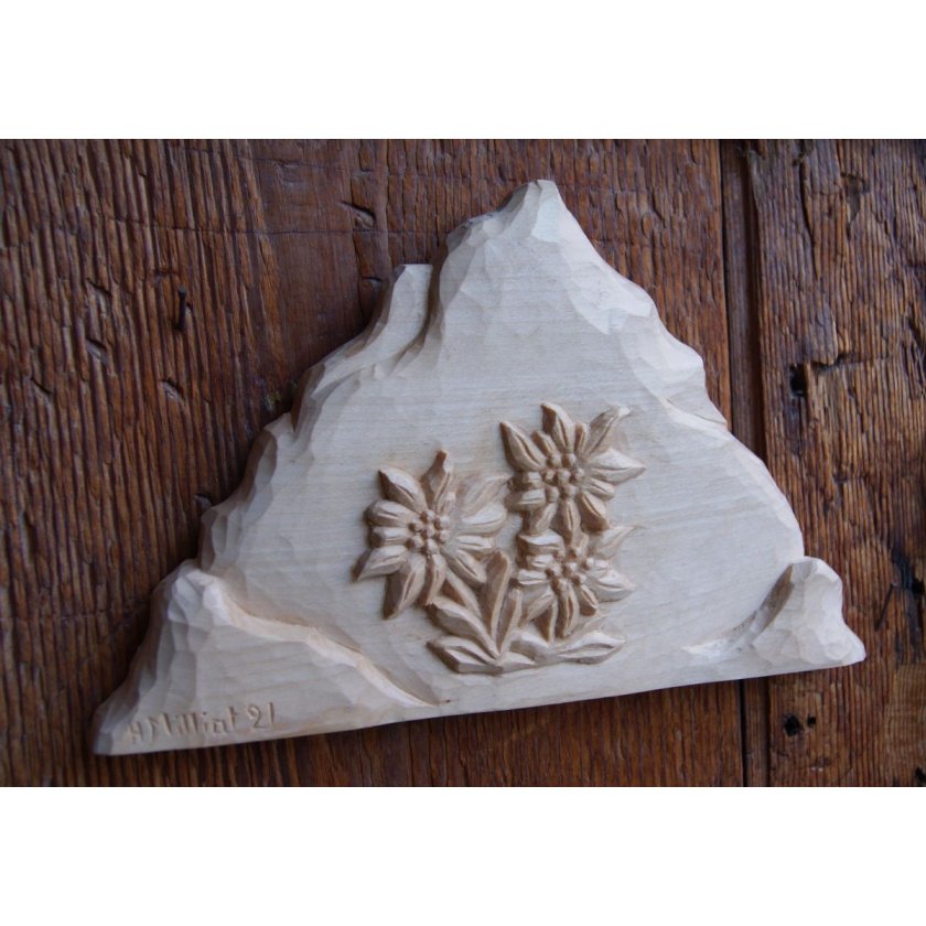 Berg med handsnidad edelweiss