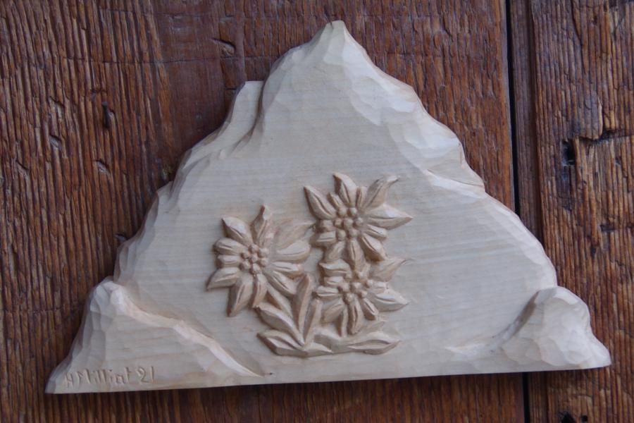 Berg med handsnidad edelweiss