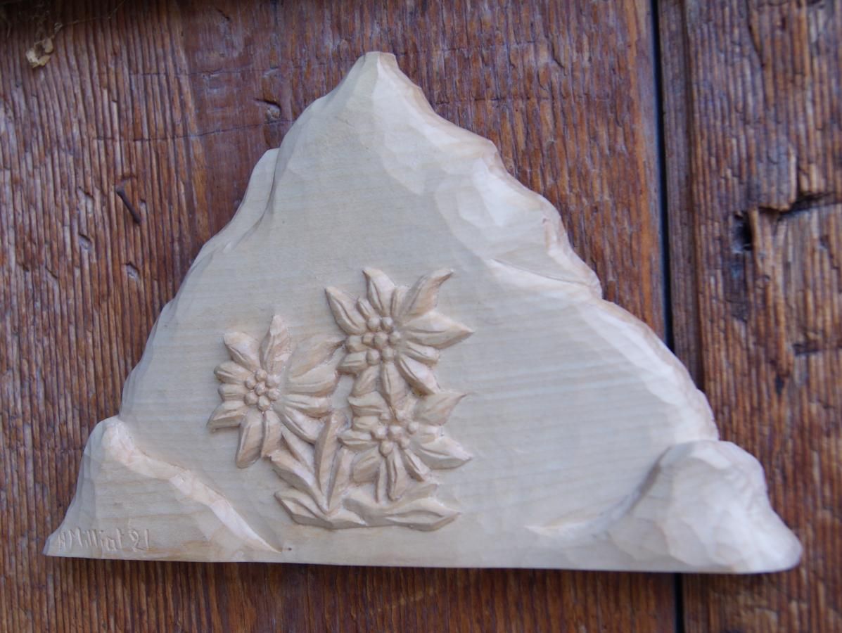 Berg med handsnidad edelweiss