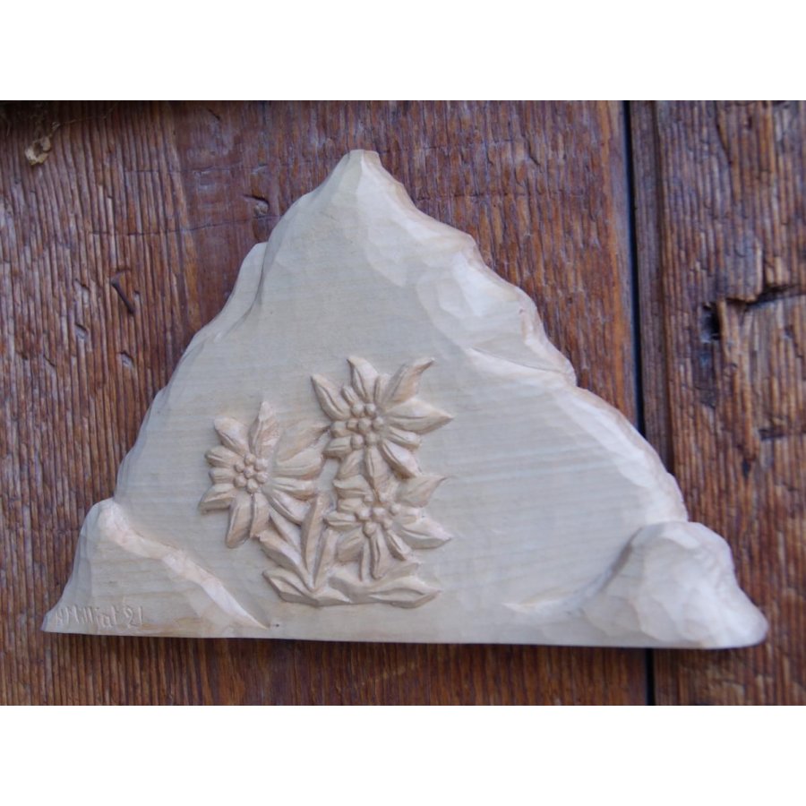 Berg med handsnidad edelweiss