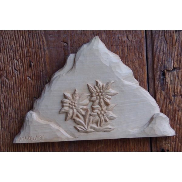 Berg med handsnidad edelweiss