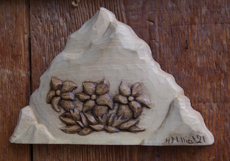 Berg med ensianer liten skulpterad basrelief