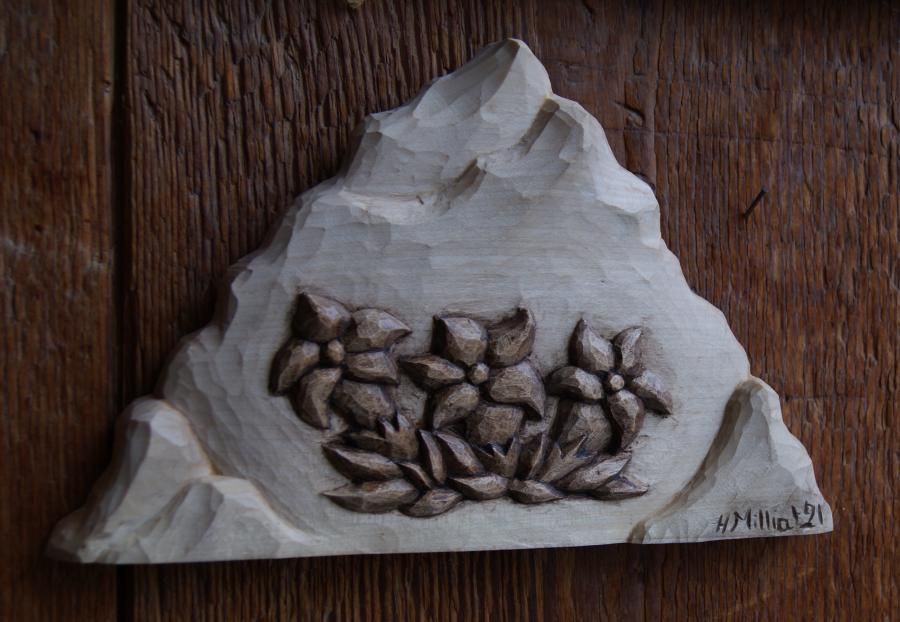 Berg med ensianer liten skulpterad basrelief