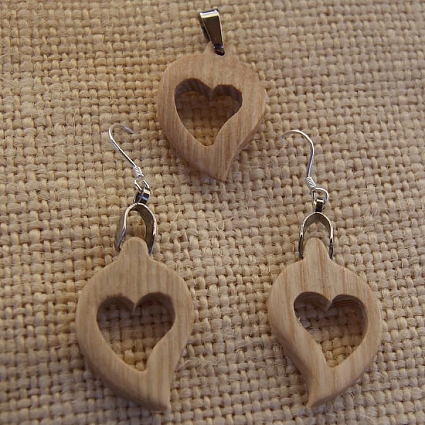 Ash wood heart set, &ouml;rh&auml;ngen och h&auml;ngande g&aring;va, naturens valentinsdag