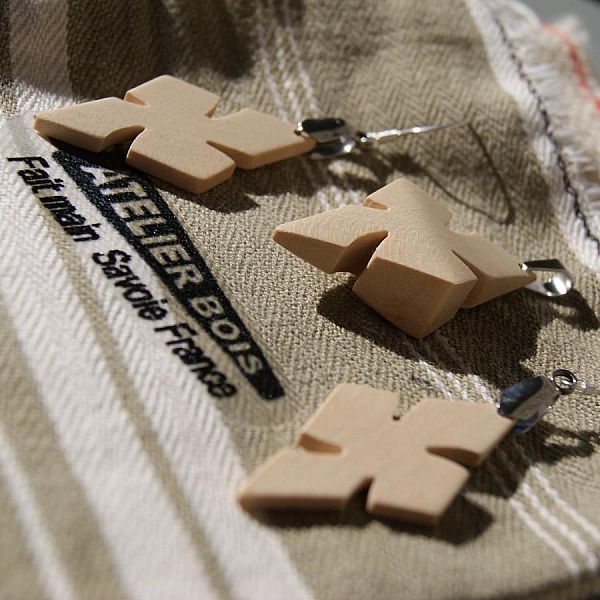 Handgjord korset i l&ouml;nntr&auml;, &ouml;rh&auml;ngen och h&auml;ngsmycken