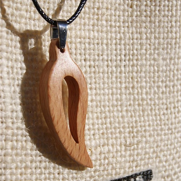 Pendentif feuille évidée fait main en bois de hêtre.