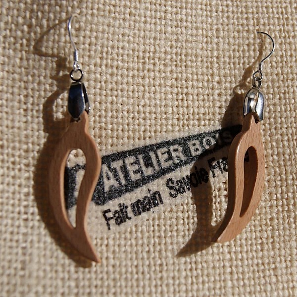 Boucles d'oreilles artisanales en bois de hêtre évidé.