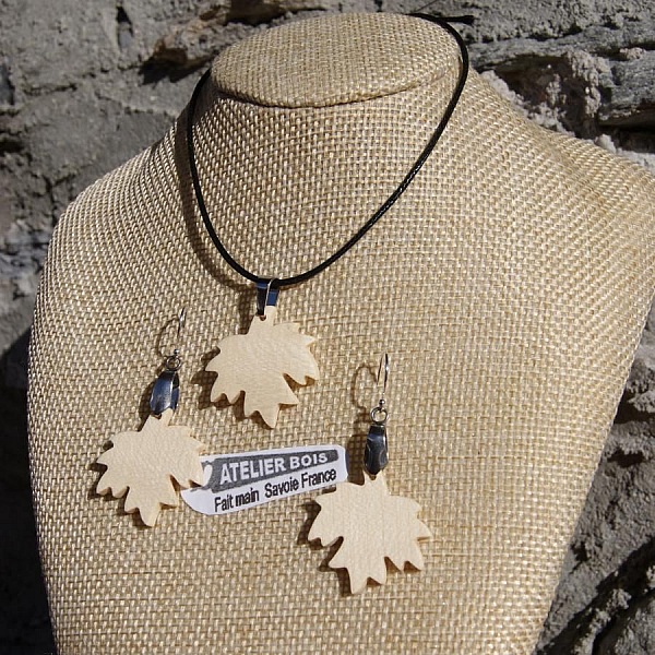 Maple leaf set, handgjorda &ouml;rh&auml;ngen och h&auml;ngsmycken i l&ouml;nntr&auml;