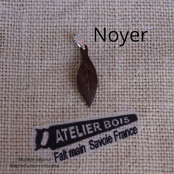 pendentif en bois feuille en bois avec nervures cir&eacute;, bijou &eacute;thique fait main