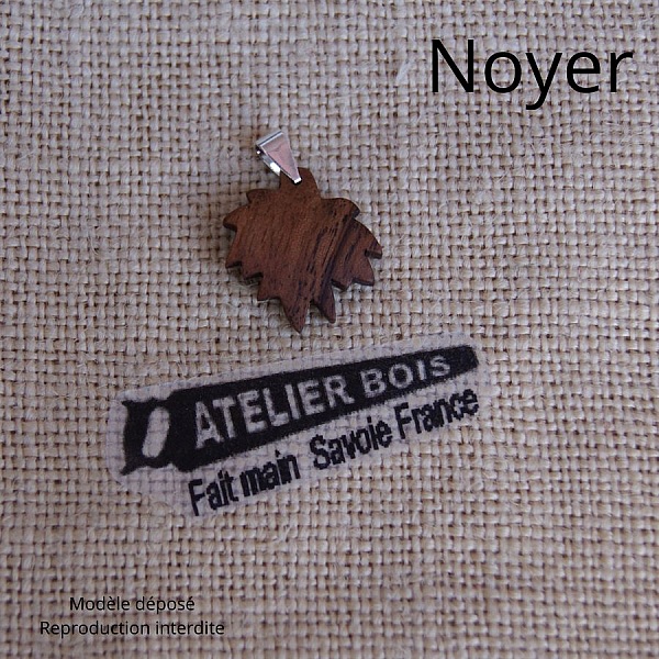 h&auml;ngande l&ouml;nnl&ouml;v av vaxat boktr&auml; etiskt smycke, handgjort