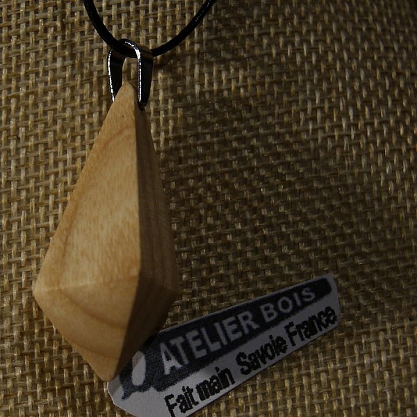 h&auml;ngsmycke av vaxad ask, etiskt smycke, handgjort, pyramidform