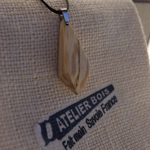 h&auml;ngsmycke av vaxat bj&ouml;rktr&auml;, etiskt smycke, handgjort, pyramidform