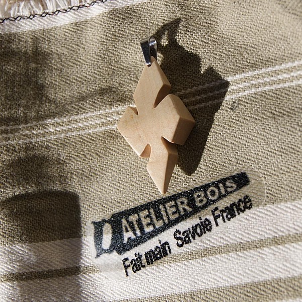 korsh&auml;ngare i vaxat l&ouml;nntr&auml; etiskt smycke, handgjord