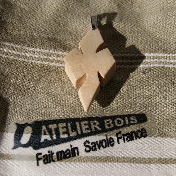 korsh&auml;ngare i vaxat l&ouml;nntr&auml; etiskt smycke, handgjord