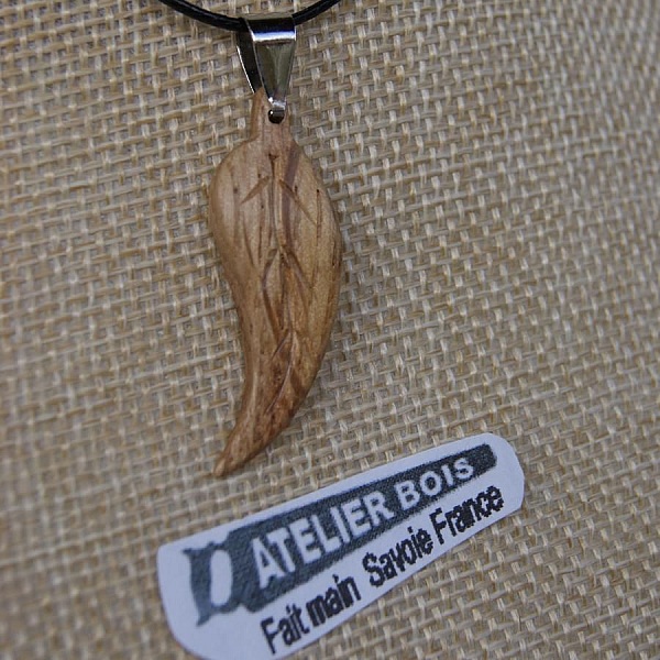 blad h&auml;ngande vaxad ek, handgjord juvel i massivt tr&auml;, med ribbor
