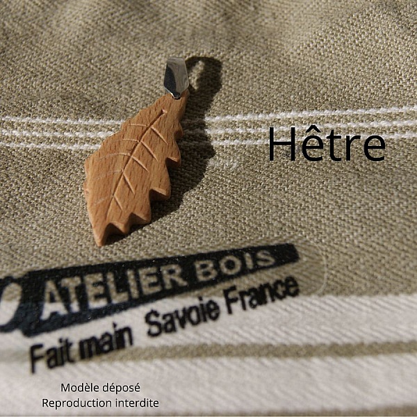 ekl&ouml;v h&auml;ngande i vaxat boktr&auml; etiskt smycke, handgjord