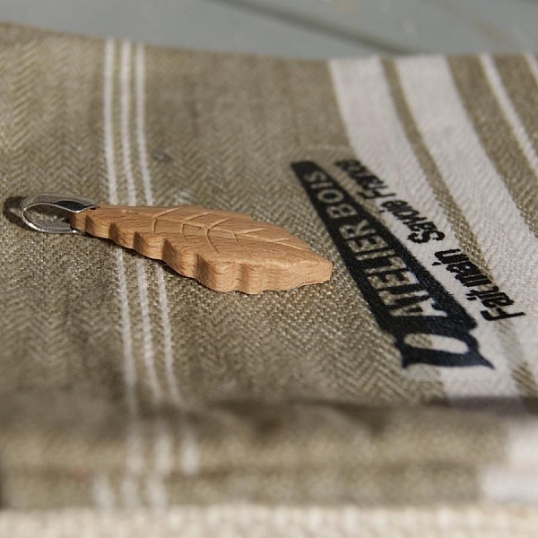 ekl&ouml;v h&auml;ngande i vaxat boktr&auml; etiskt smycke, handgjord