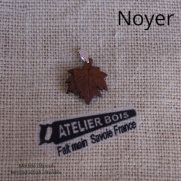 h&auml;ngande l&ouml;nnl&ouml;v av vaxat ribbat boktr&auml; etiska smycken, handgjorda