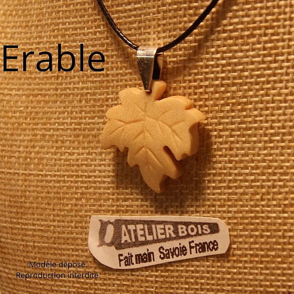 h&auml;ngande l&ouml;nnl&ouml;v av vaxat ribbat boktr&auml; etiska smycken, handgjorda