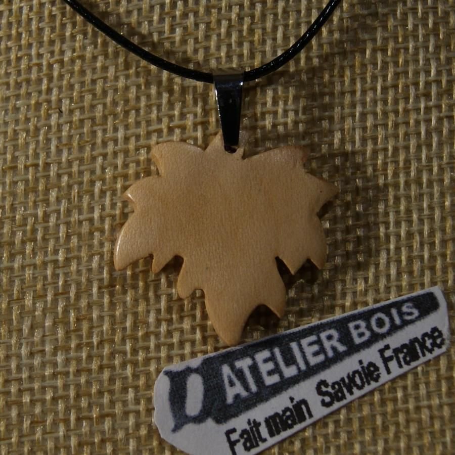 pendentif feuille d'érable en bois d'érable ciré bijou éthique, fait main