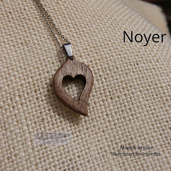 h&auml;ngande tr&auml; br&ouml;llopssmycken och naturhj&auml;rta utskuret, k&ouml;rsb&auml;rstr&auml;, handgjord, g&aring;va p&aring; Alla hj&auml;rtans dag, tr&auml;br&ouml;llop