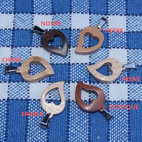 h&auml;ngande tr&auml; br&ouml;llopssmycken och naturhj&auml;rta utskuret, k&ouml;rsb&auml;rstr&auml;, handgjord, g&aring;va p&aring; Alla hj&auml;rtans dag, tr&auml;br&ouml;llop