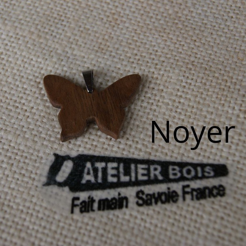 Fjärilshänge av bokträ, handgjorda smycken av trä och natur