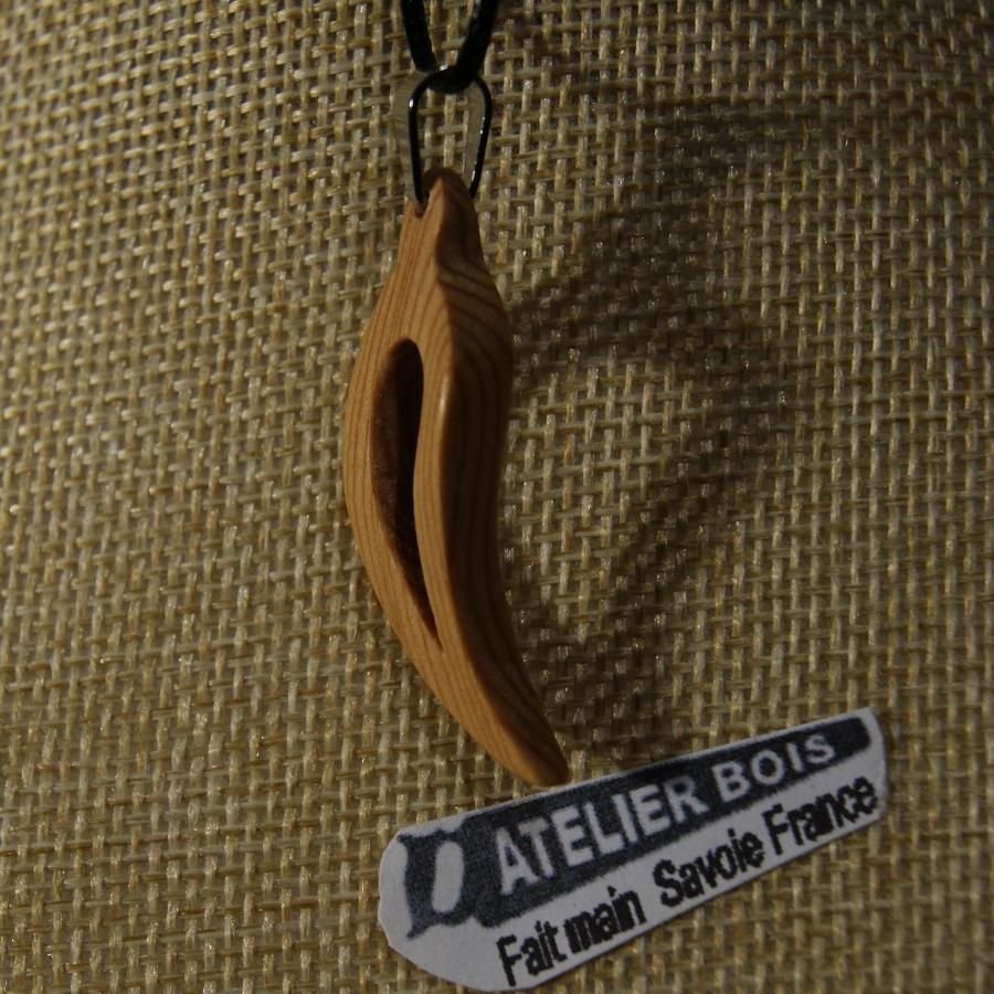 fjäderhänge eller böjt blad av vaxat meleze-trä handgjort etiskt smycke