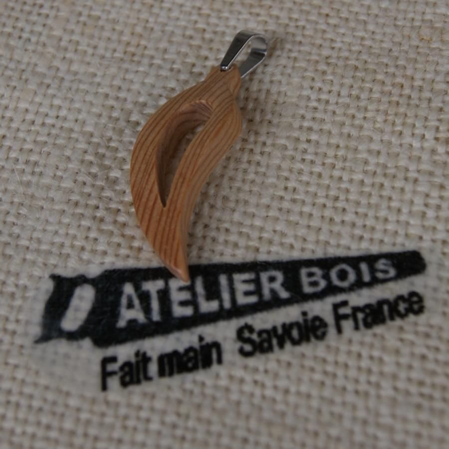 fjäderhänge eller böjt blad av vaxat meleze-trä handgjort etiskt smycke
