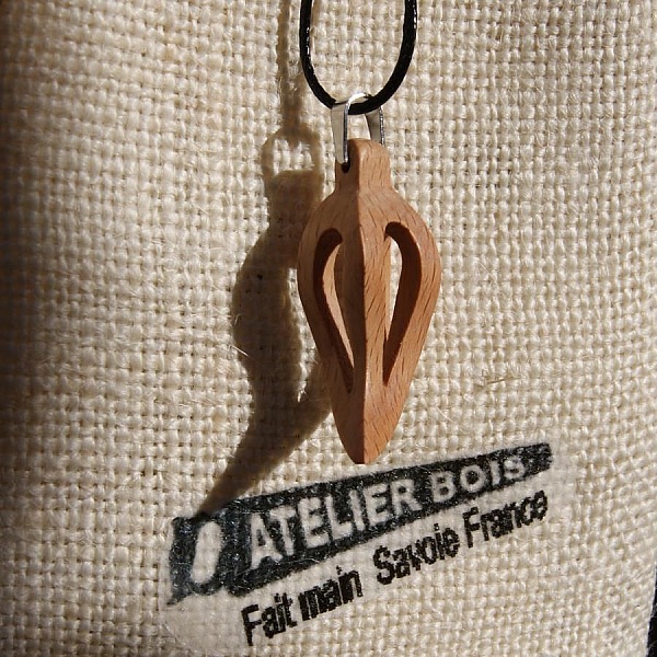 pendentif plume ou feuille evid&eacute;e en hetre cir&eacute; bijou ethique en bois, bijou nature fait main