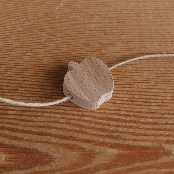 tr&auml;p&auml;rla &auml;pple genomborrad horisontellt f&ouml;r att dekorera handgjord barnhalsband solid bok