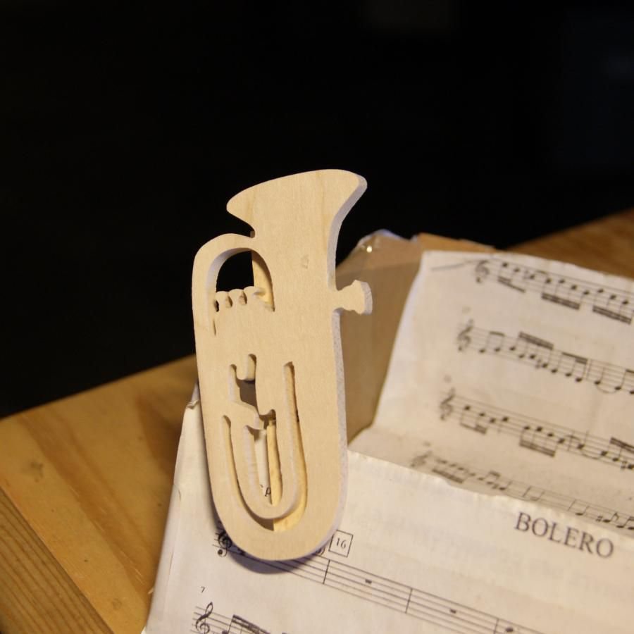 musikklämma för tuba figur, musiker present, tuba spelare handgjord i massivt trä