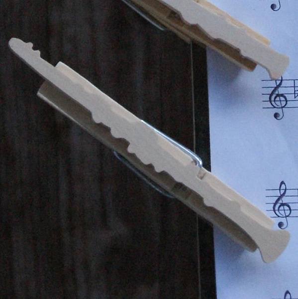 klarinettmusikklipp handgjord av massivt tr&auml;, g&aring;va till klarinettspelare