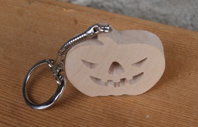 Halloween pumpa nyckelring, handgjord av massivt trä