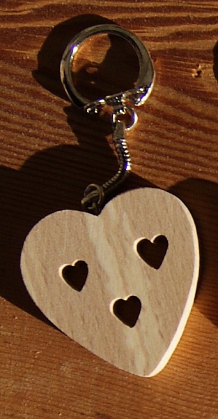 hj&auml;rta och hj&auml;rtformad nyckelring, Alla hj&auml;rtans dag, tr&auml;br&ouml;llop, handgjort massivt tr&auml;