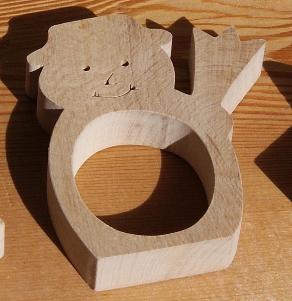 Servettring sn&ouml;gubbe och hans kvast handgjord massiv bok, julbordsdekoration