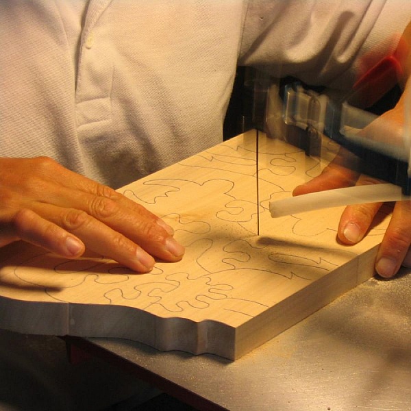 P&aring;se med 10 massiva tr&auml;hj&auml;rtan av olika arter, engelsk version, handgjord och pyrografisk