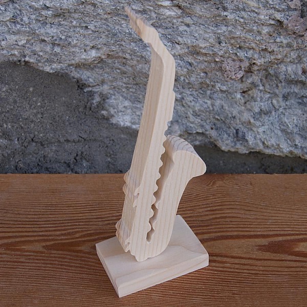 saxofon p&aring; stativ, dekoration av br&ouml;llopsbord