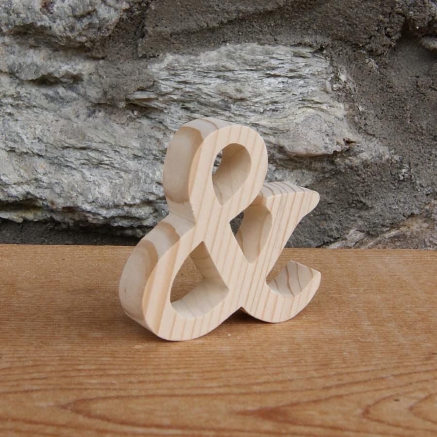 skylt och, ampersand 5 cm i trä som ska placeras