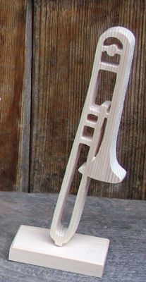 trombon monterad på en träbas, musikalisk dekoration, handgjord, gåva till trombonist