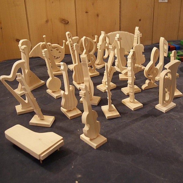 Collection d'instruments de musique décoratifs en bois sculpté.