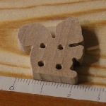 Button ekorre 25mm massivt trä handgjord utsmyckning scrapbook natur djur