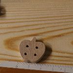 Knapp äpple 22mm massivt trä utsmyckning handgjord scrapbooking