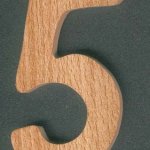Nummer 5, 8 cm hög, massivt trä, handskuren