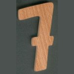 Nummer 7, 8cm hög, massivt bokträ, handsnidad
