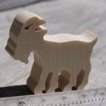 Miniatyrfigur av träbock för att dekorera